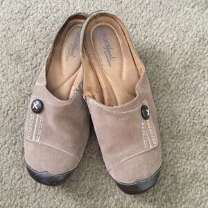 SOUL Naturalizer taupe suede mules with brown leather accents